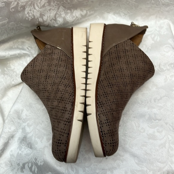 Dr. Scholls Be Free Insane Lazer Cut Sued Ankle Boot Bootie - Picture 6 of 10